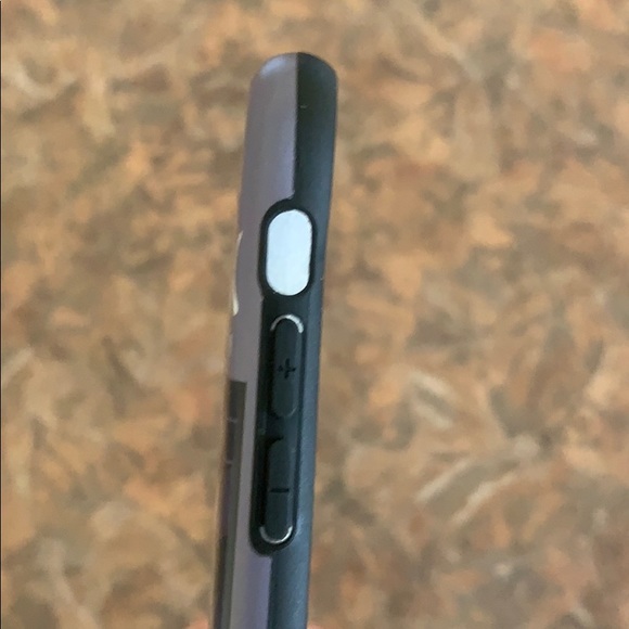 I phone XR KAWS case - Picture 5 of 5